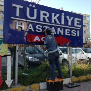 iki ayakli totem tabela iki ayakli totem tabela